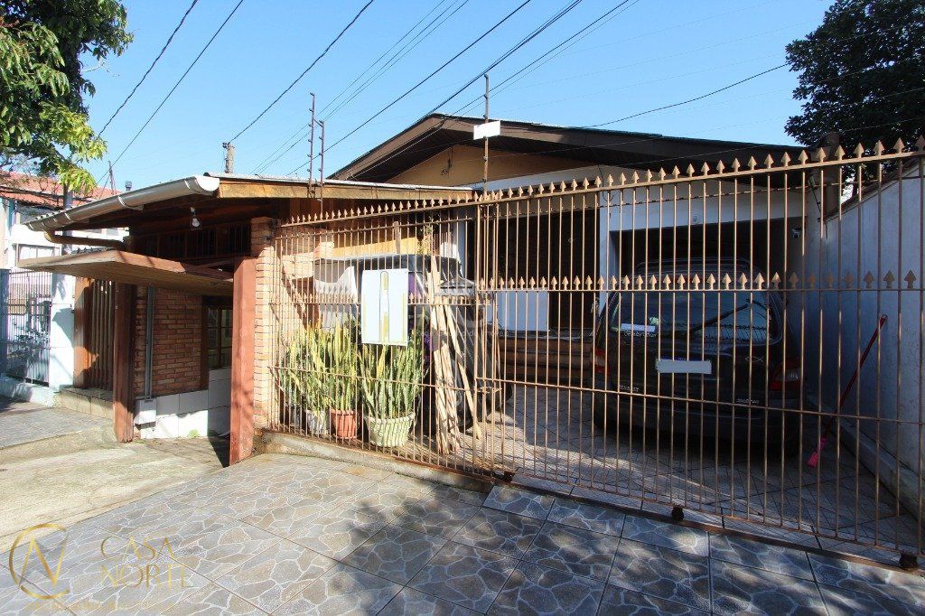 Casa à venda com 3 quartos, 247m², 3 vagas, Rua Dezenove de Abril no bairro Jardim Sabará em Porto Alegre