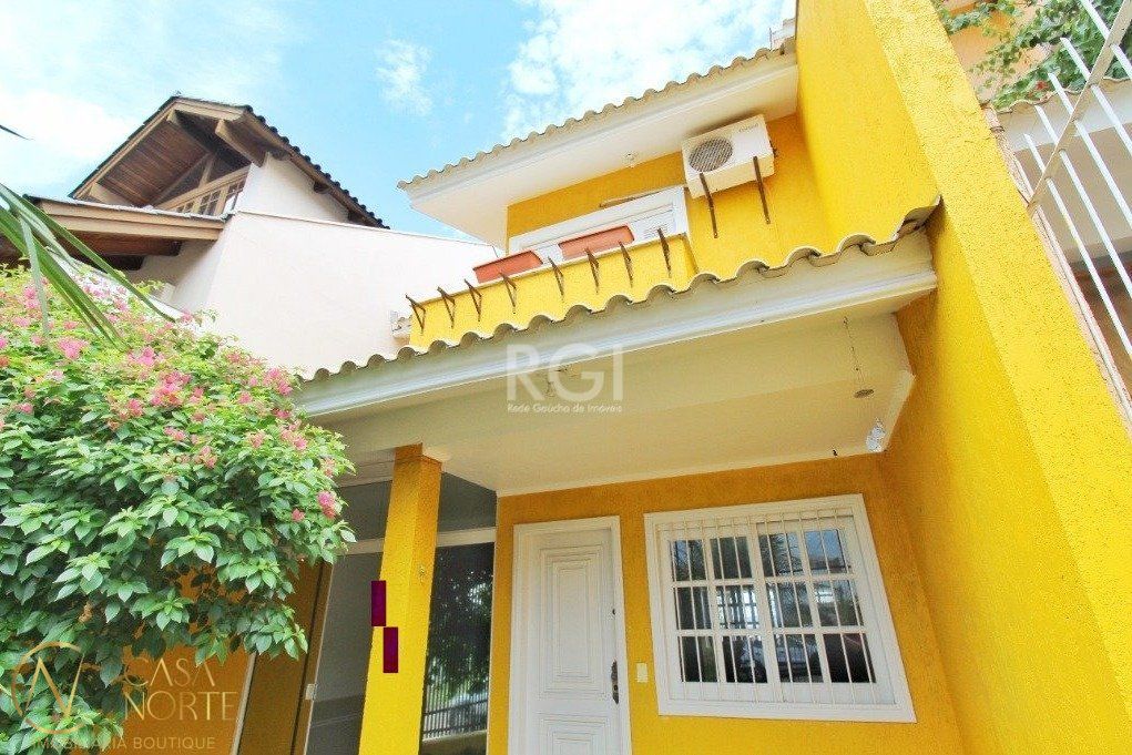Sobrado à venda com 3 quartos, 134m², 1 suíte, 2 vagas, Avenida Altos do Santa Rita no bairro Aberta dos Morros em Porto Alegre