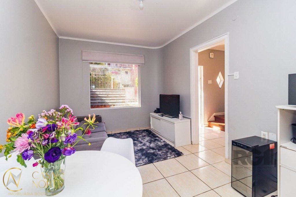 Casa à venda com 2 quartos, 99m², 2 vagas, Rua São Carlos no bairro Floresta em Porto Alegre