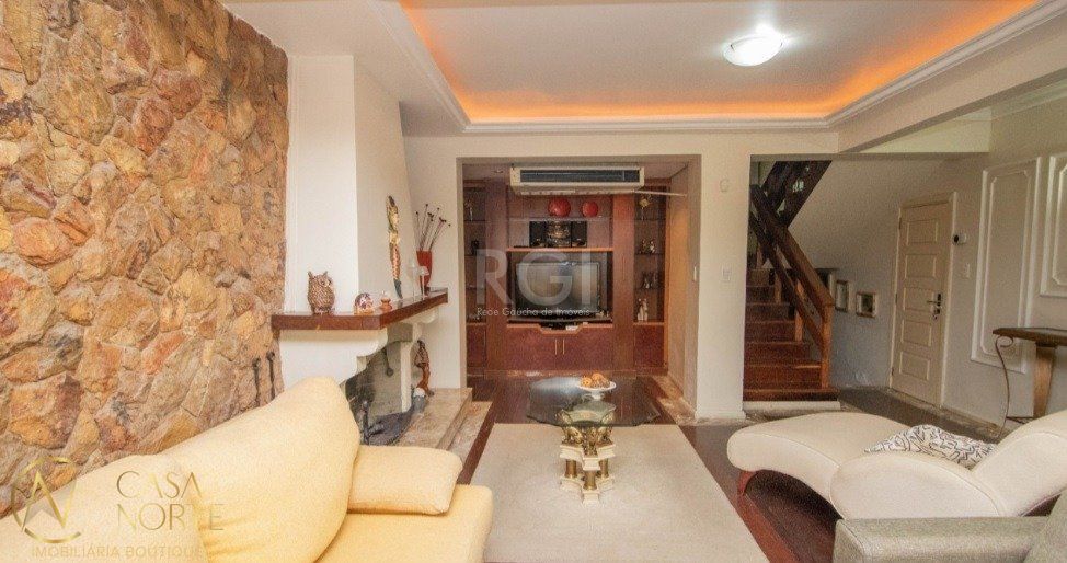 Casa à venda com 3 quartos, 169m², 1 suíte, 4 vagas, Rua Dea Coufal no bairro Ipanema em Porto Alegre