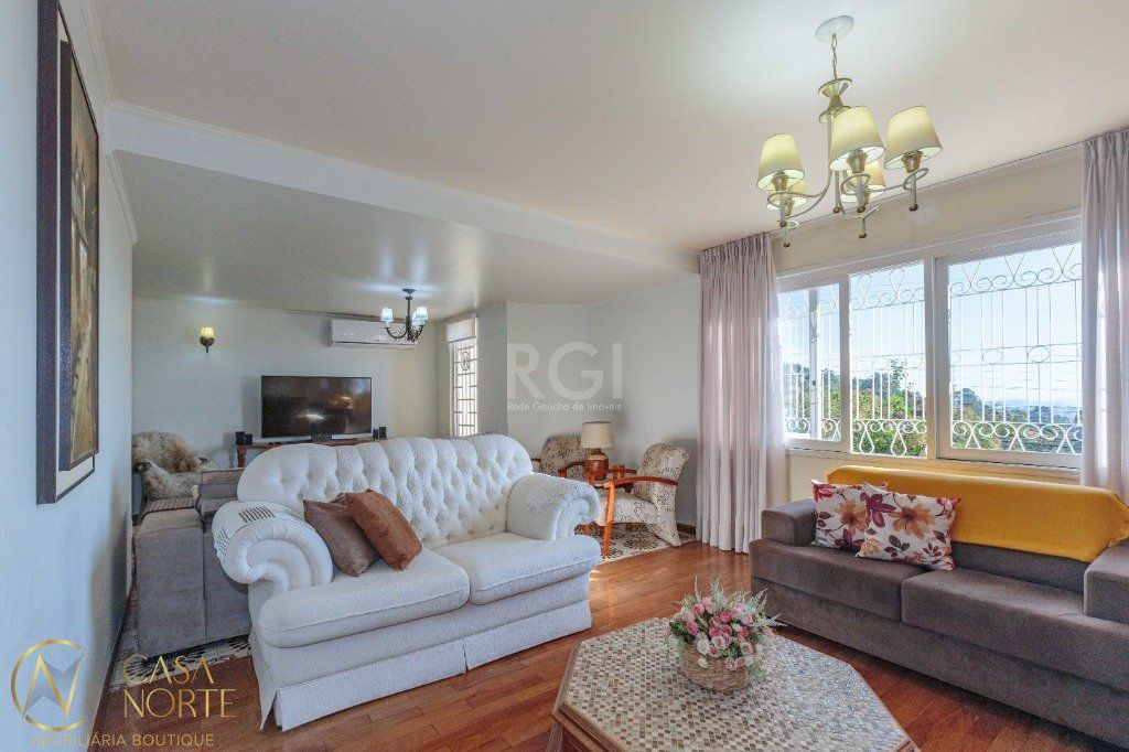 Casa à venda com 4 quartos, 400m², 1 suíte, 4 vagas, Rua Fernando Osorio no bairro Teresópolis em Porto Alegre