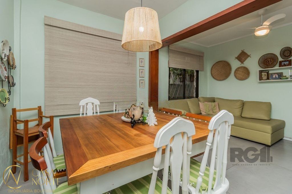 Casa à venda com 3 quartos, 411m², 1 suíte, 4 vagas, Rua Nossa Senhora Medianeira no bairro Medianeira em Porto Alegre