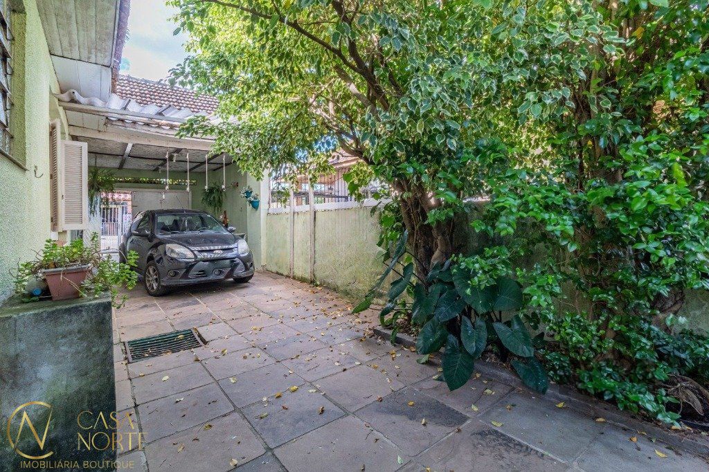 Casa à venda com 3 quartos, 110m², 3 vagas, Rua São Nicolau no bairro Santa Maria Goretti em Porto Alegre