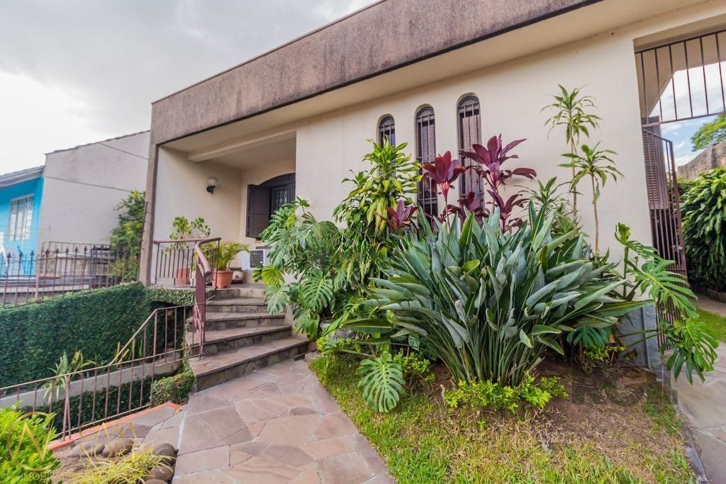 Casa à venda com 3 quartos, 154m², 4 vagas, Avenida Circular no bairro Vila Jardim em Porto Alegre