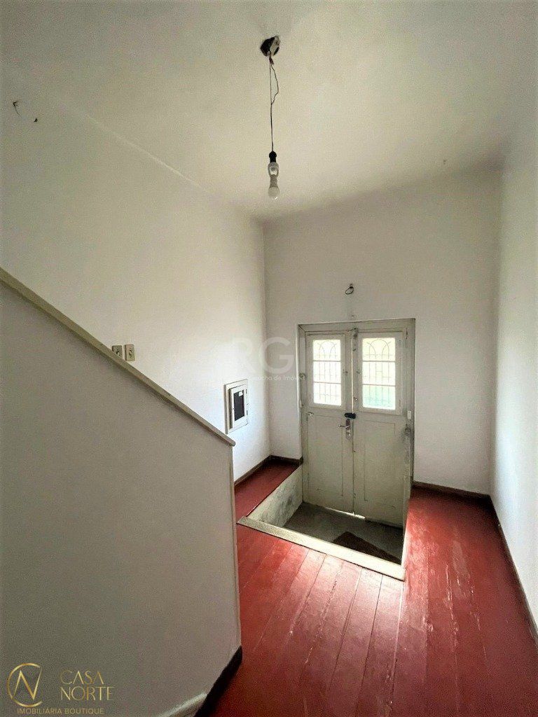 Casa à venda com 3 quartos, 106m², Rua Dom João Vi no bairro Medianeira em Porto Alegre