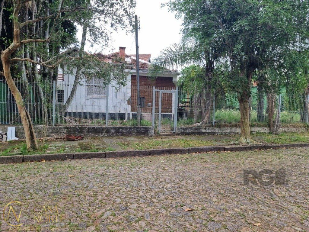 Casa à venda com 3 quartos, 120m², 4 vagas, Rua Manaue no bairro Vila Assunção em Porto Alegre