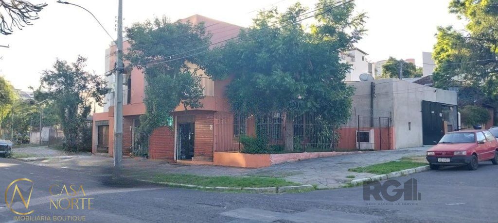 Casa à venda com 3 quartos, 180m², 1 suíte, 1 vaga, Rua Dário Totta no bairro Teresópolis em Porto Alegre