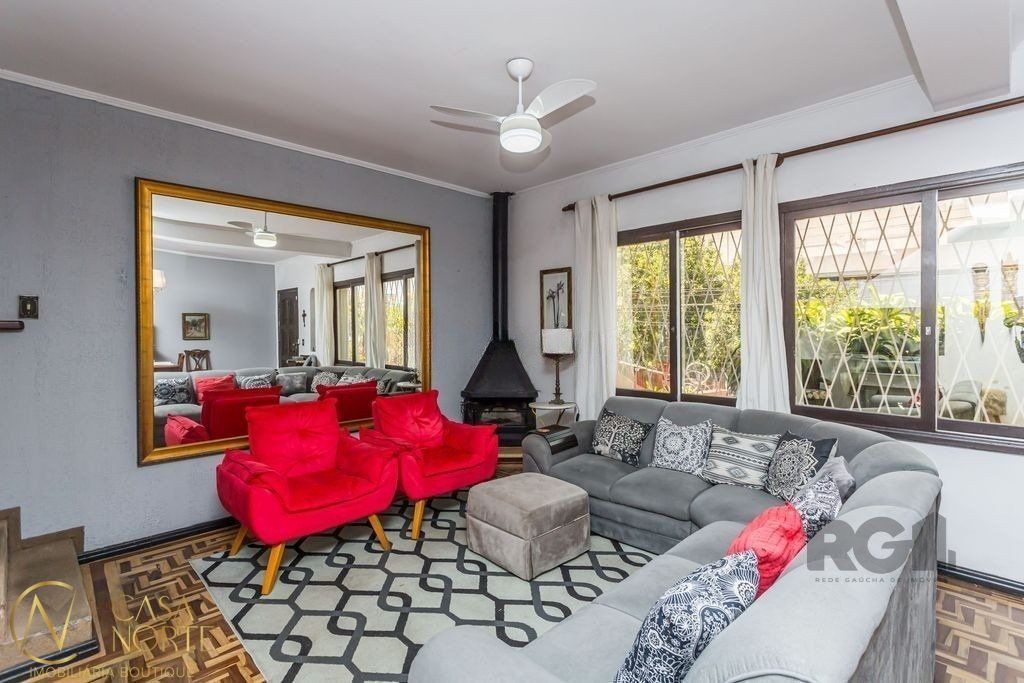 Casa à venda com 3 quartos, 210m², 2 suítes, 2 vagas, Rua Petronilla Cogo no bairro Parque Santa Fé em Porto Alegre