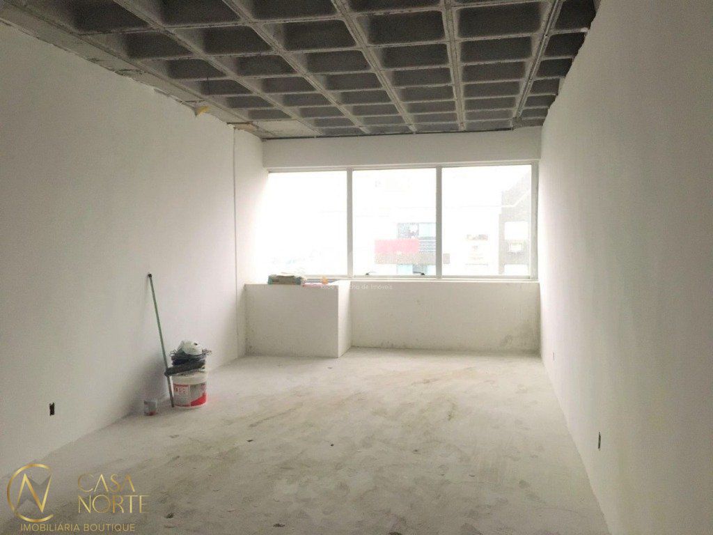 Sala Comercial à venda , 32m², Avenida Teixeira Mendes no bairro Chácara das Pedras em Porto Alegre