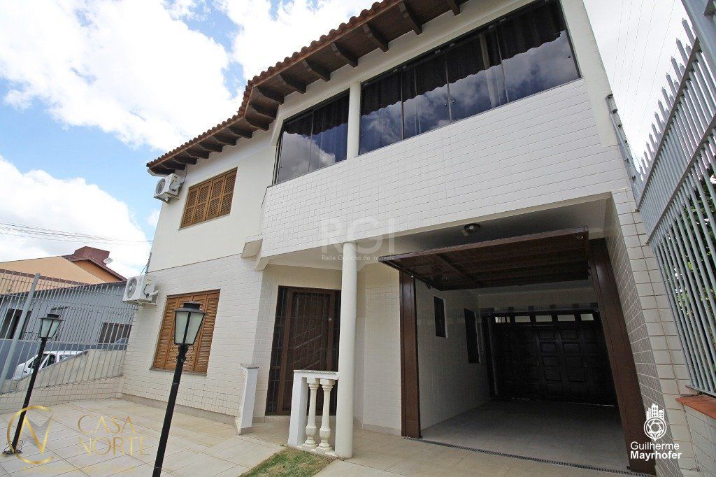Casa à venda com 3 quartos, 246m², 2 suítes, 3 vagas, Travessa Vasco de Ataide no bairro Vila Ipiranga em Porto Alegre