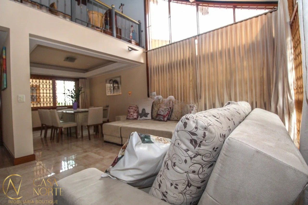 Casa à venda com 3 quartos, 612m², 3 suítes, 8 vagas, Travessa Miguel Pereira no bairro Medianeira em Porto Alegre