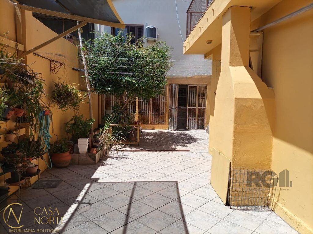 Casa à venda com 4 quartos, 252m², 4 vagas, Avenida Frei Henrique de Coimbra no bairro Vila Ipiranga em Porto Alegre