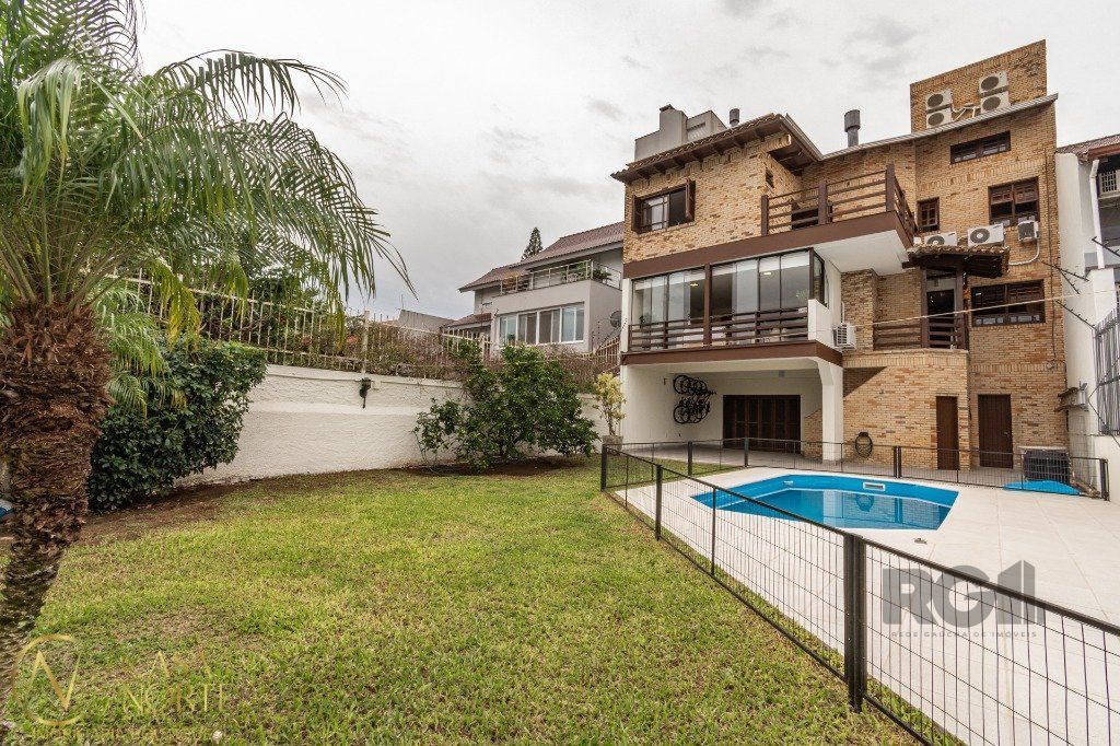 Casa à venda com 4 quartos, 484m², 2 suítes, 8 vagas, Rua Estácio de Sá no bairro Chácara das Pedras em Porto Alegre