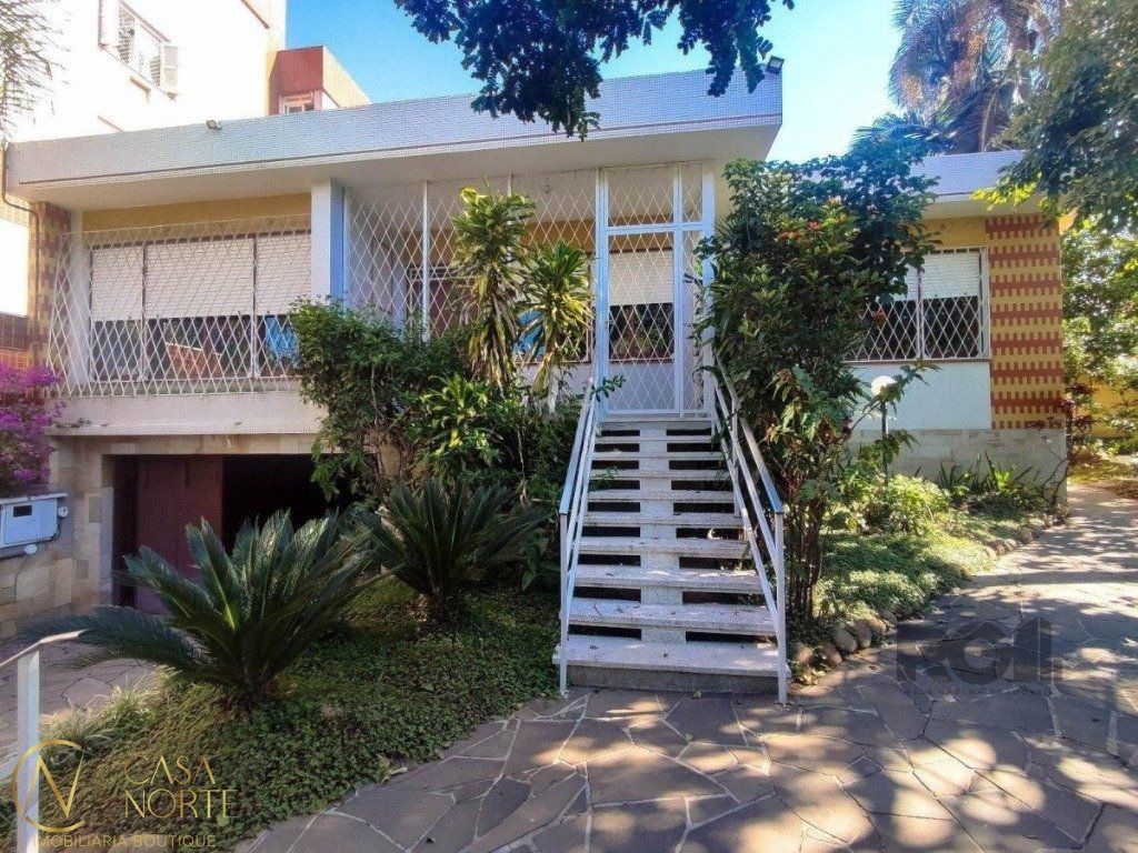 Casa à venda com 4 quartos, 290m², 1 suíte, 4 vagas, Avenida Benno Mentz no bairro Vila Ipiranga em Porto Alegre