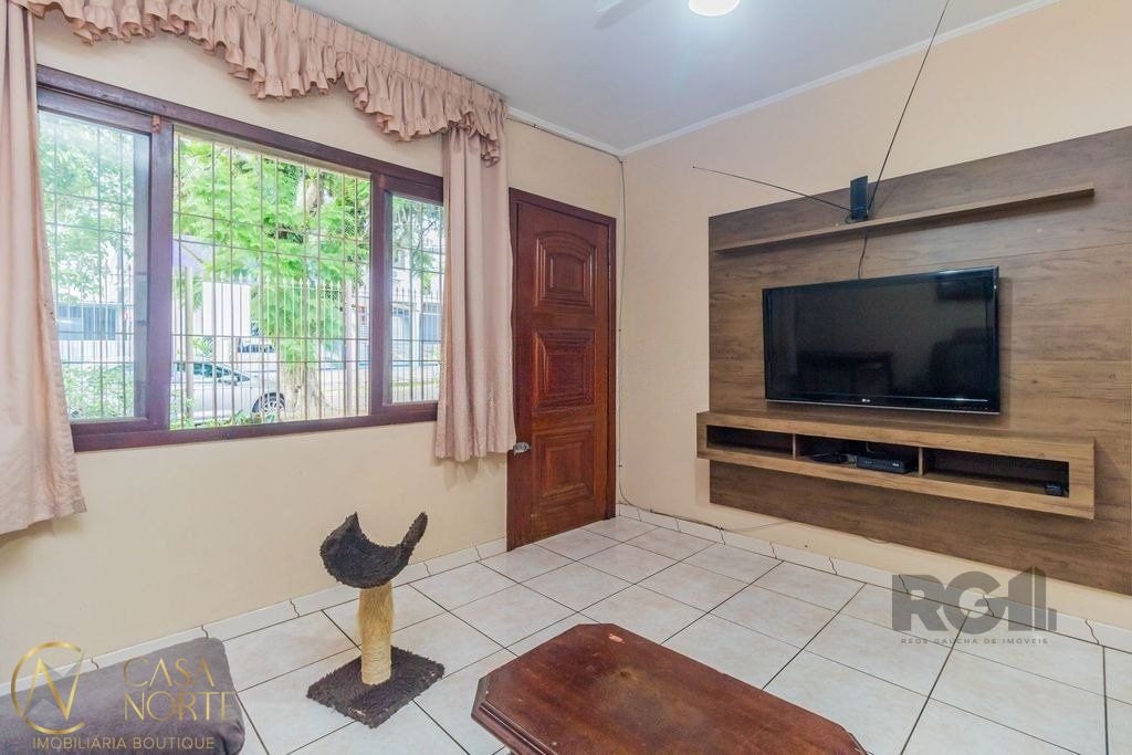 Casa à venda com 3 quartos, 106m², 4 vagas, Rua Cidade de Uberlândia no bairro Jardim Europa em Porto Alegre