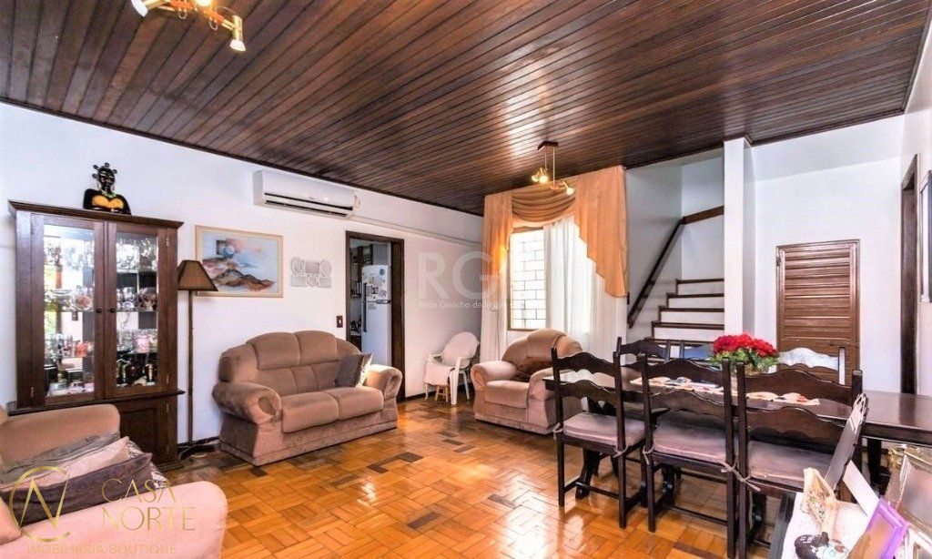 Casa à venda com 4 quartos, 326m², 1 suíte, 2 vagas, Rua Jenor Cardoso Jarros no bairro Jardim Sabará em Porto Alegre