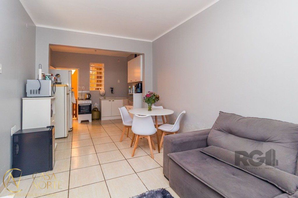 Casa à venda com 2 quartos, 99m², 2 vagas, Rua São Carlos no bairro Floresta em Porto Alegre