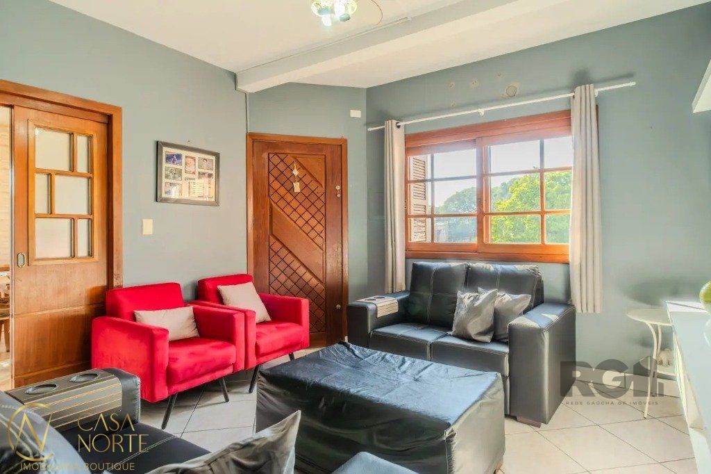 Casa à venda com 3 quartos, 118m², 1 suíte, 2 vagas, Rua Mathilde Zatar no bairro Nonoai em Porto Alegre