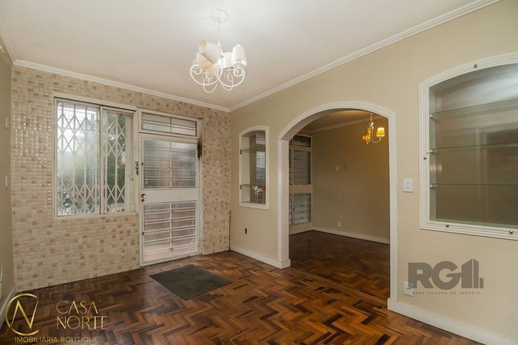 Casa à venda com 8 quartos, 389m², 2 suítes, 3 vagas, Rua Angelo Crivellaro no bairro Jardim do Salso em Porto Alegre