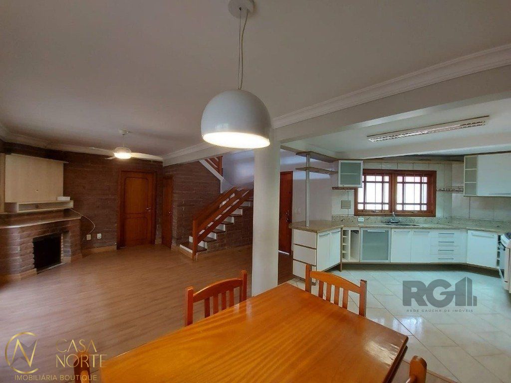 Casa à venda com 2 quartos, 161m², 1 suíte, 4 vagas, Rua Joséf Halpern no bairro Jardim Leopoldina em Porto Alegre