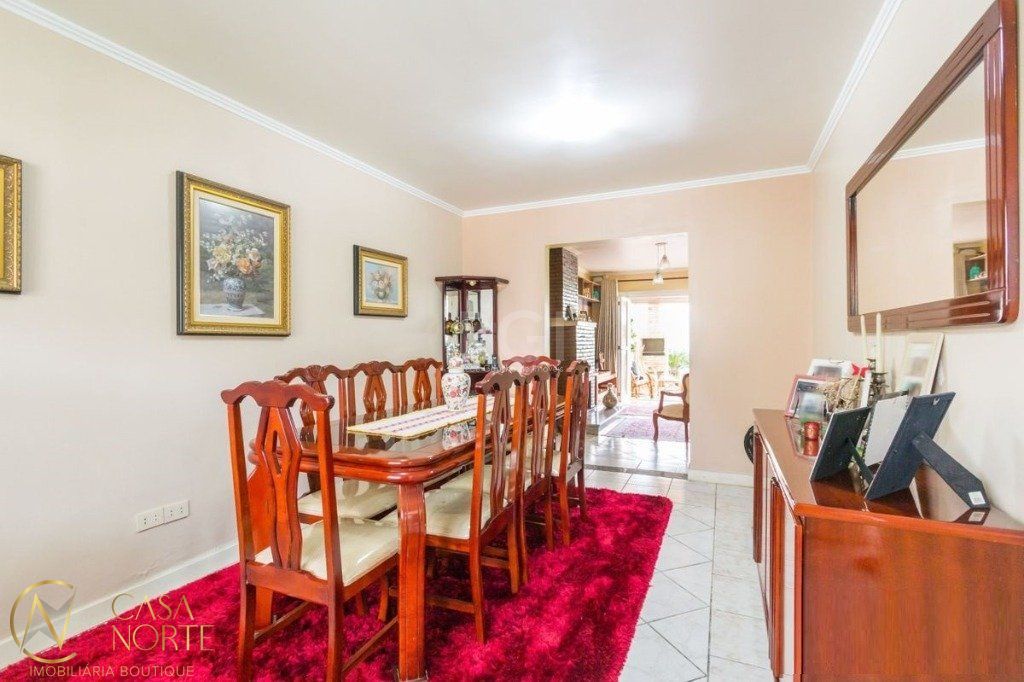 Casa à venda com 3 quartos, 258m², 1 suíte, 4 vagas, Rua Carlos Ferreira no bairro Teresópolis em Porto Alegre