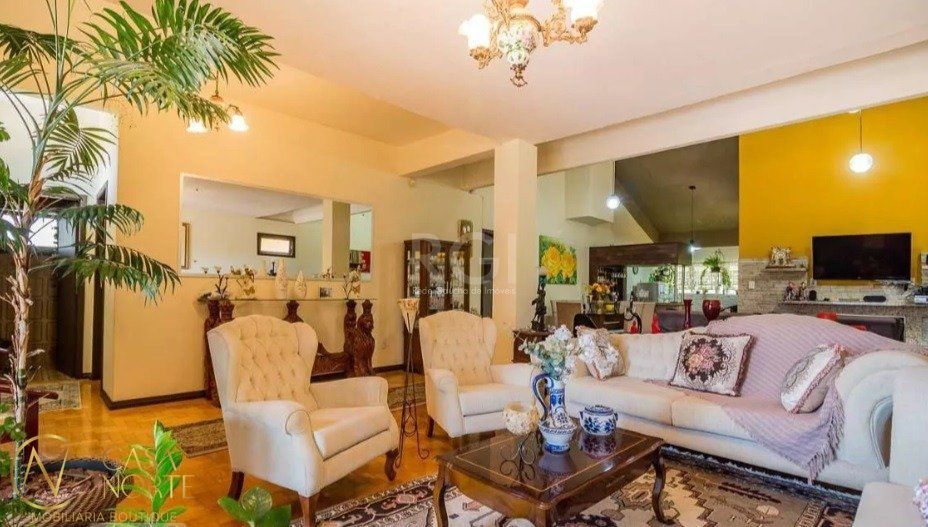 Casa à venda com 4 quartos, 294m², 2 suítes, 2 vagas, Rua Coronel Ruy da Cunha Paim no bairro Nonoai em Porto Alegre