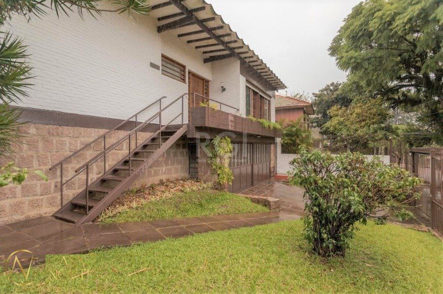 Casa à venda com 4 quartos, 327m², 1 suíte, 3 vagas, Rua João Paetzel no bairro Chácara das Pedras em Porto Alegre