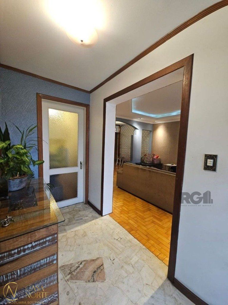 Casa à venda com 5 quartos, 276m², 2 suítes, 3 vagas, Rua Campos Elíseos no bairro Glória em Porto Alegre