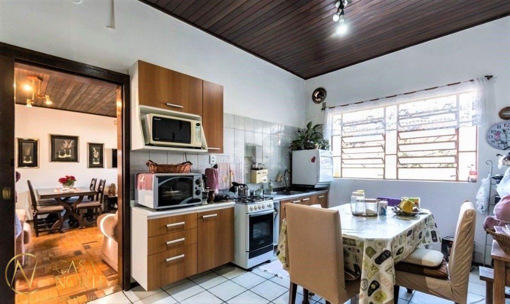 Casa à venda com 4 quartos, 326m², 1 suíte, 2 vagas, Rua Jenor Cardoso Jarros no bairro Jardim Sabará em Porto Alegre