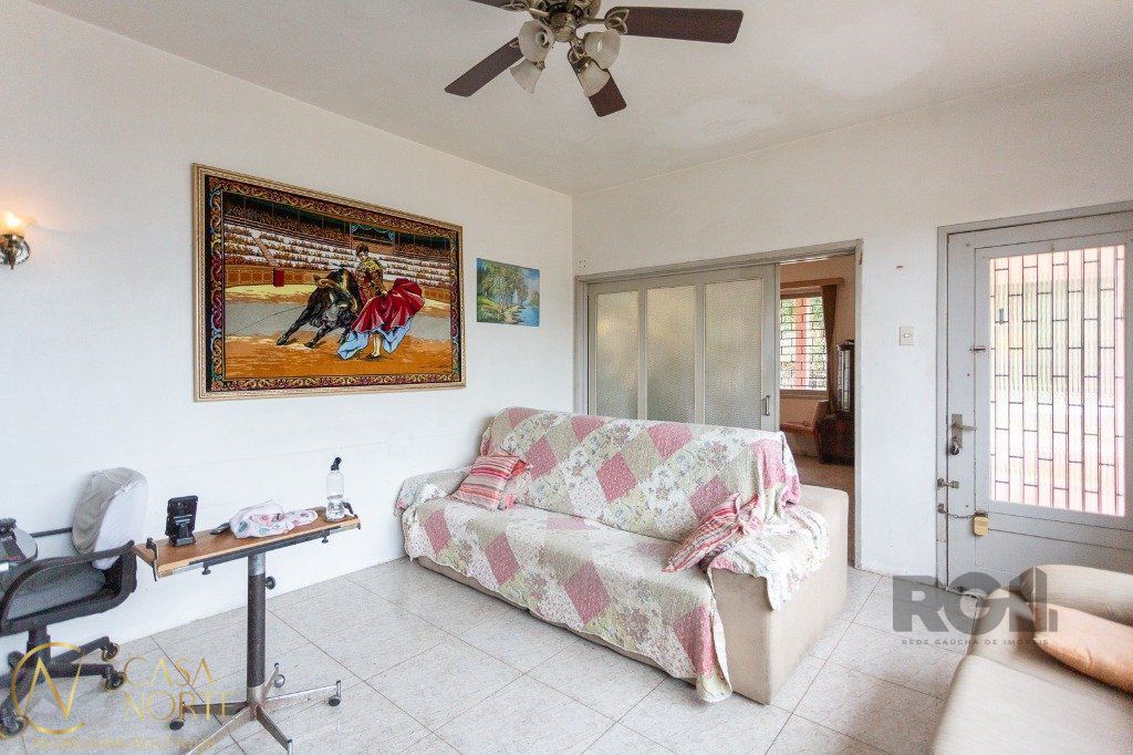 Casa à venda com 4 quartos, 244m², 3 vagas, Rua Esteio no bairro Cavalhada em Porto Alegre