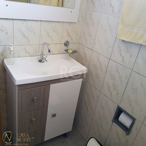 Casa à venda com 4 quartos, 164m², 3 vagas, Avenida da Cavalhada no bairro Cavalhada em Porto Alegre