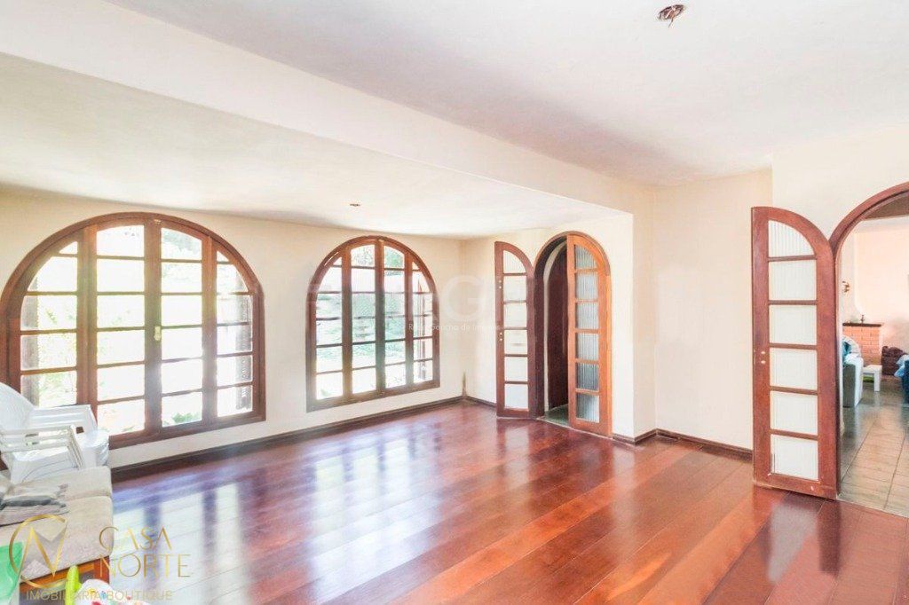 Casa à venda com 4 quartos, 279m², 1 suíte, 5 vagas, Rua Amapa no bairro Vila Nova em Porto Alegre