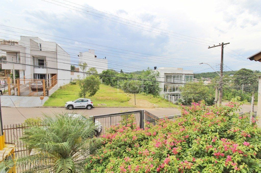 Sobrado à venda com 3 quartos, 134m², 1 suíte, 2 vagas, Avenida Altos do Santa Rita no bairro Aberta dos Morros em Porto Alegre