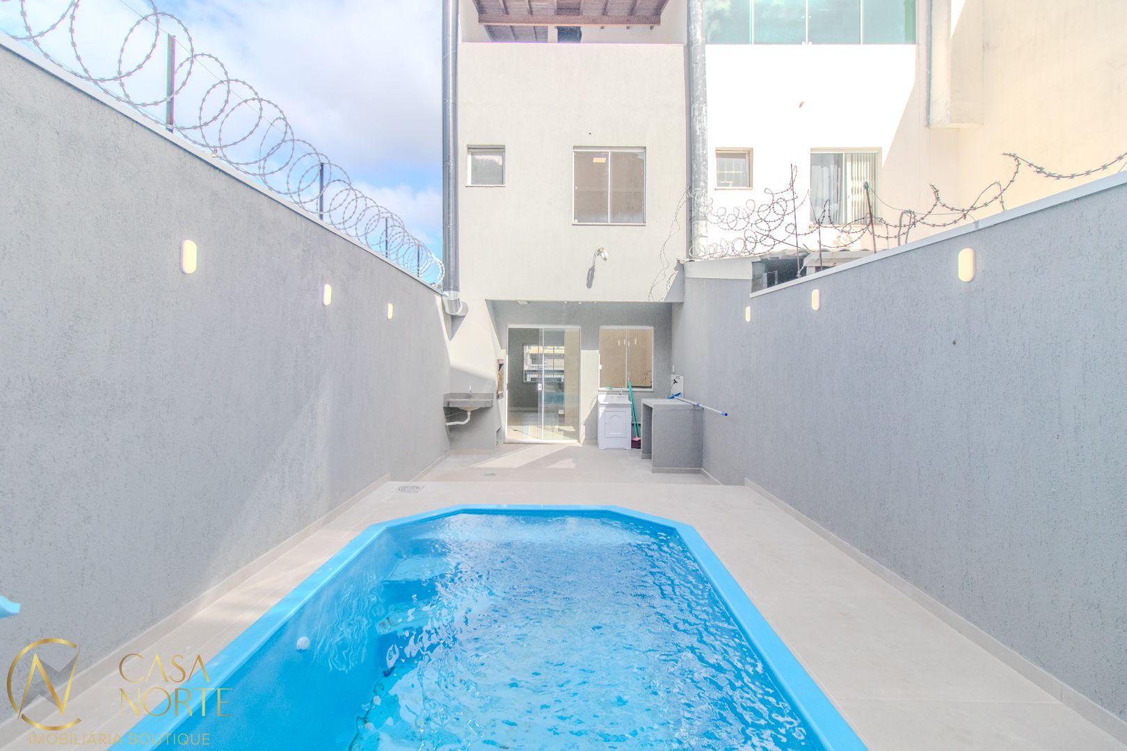 Casa à venda com 2 quartos, 113m², 2 suítes, 1 vaga, Rua Heitor Kramer no bairro Guarujá em Porto Alegre