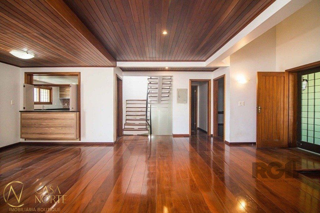 Casa à venda com 3 quartos, 443m², 4 vagas, Avenida Rachel Wolfrid no bairro Morro Santana em Porto Alegre