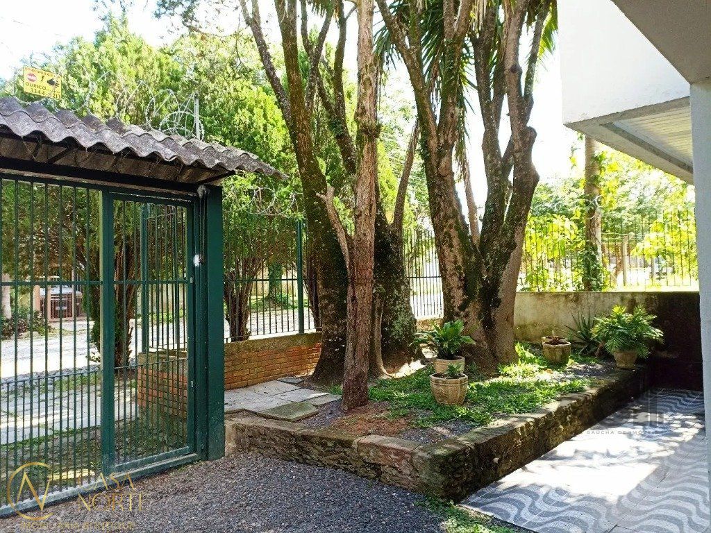 Casa à venda com 3 quartos, 197m², 1 suíte, 3 vagas, Rua Lauro Rodrigues no bairro Costa e Silva em Porto Alegre