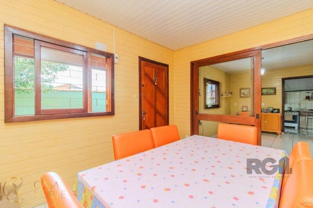 Casa à venda com 3 quartos, 114m², 5 vagas, Rua Encantadora no bairro Partenon em Porto Alegre