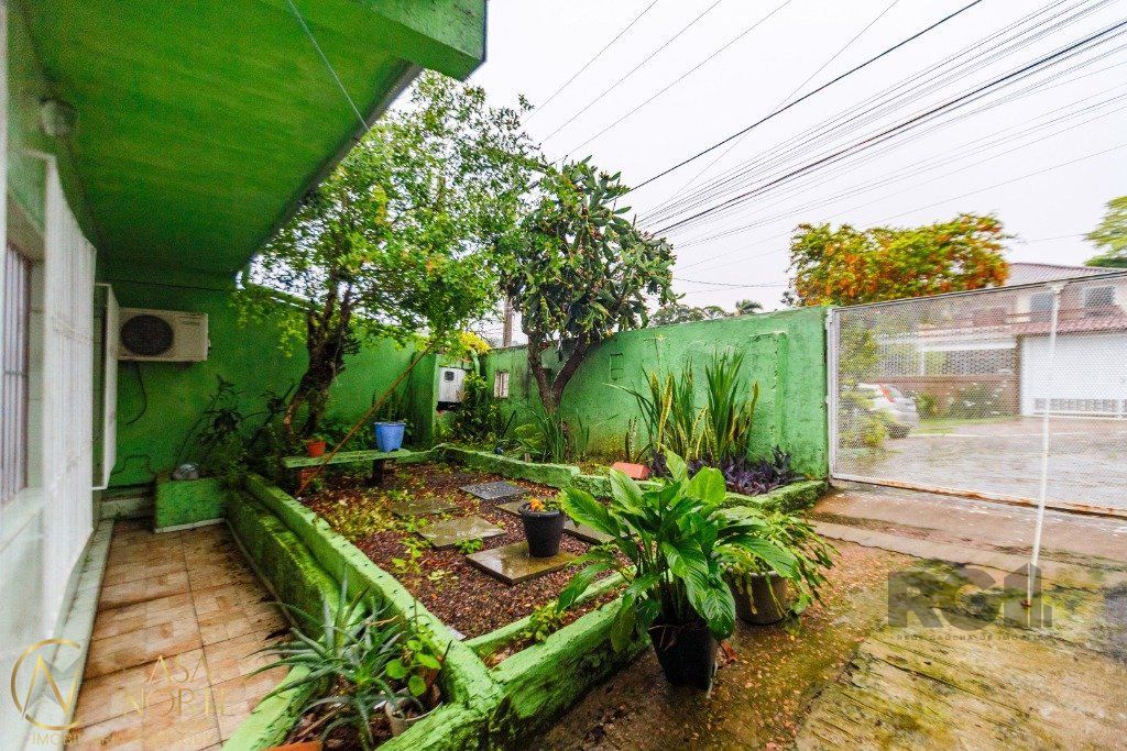 Casa à venda com 4 quartos, 131m², Avenida Cruz Alta no bairro Nonoai em Porto Alegre