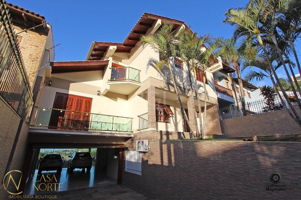 Casa à venda com 4 quartos, 445m², 4 suítes, 4 vagas, Rua Pedro Carneiro Pereira no bairro Teresópolis em Porto Alegre