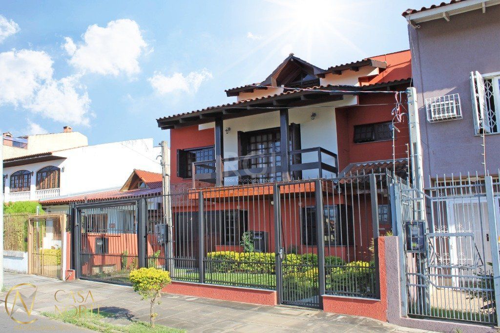 Casa à venda com 4 quartos, 300m², 1 suíte, 4 vagas, Travessa Kuluene no bairro Coronel Aparício Borges em Porto Alegre