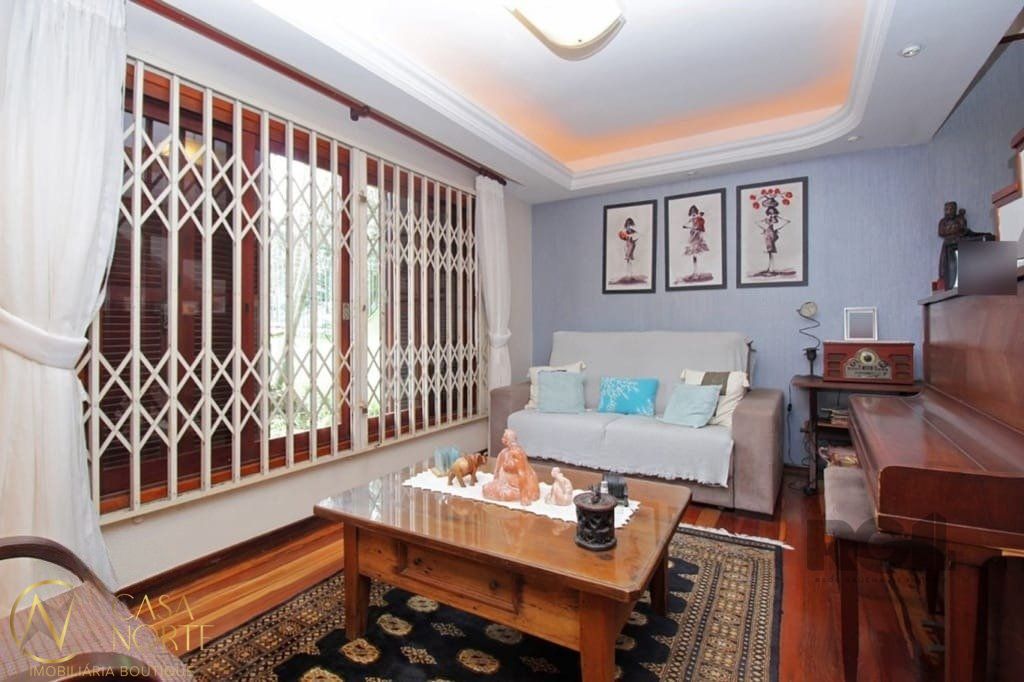 Casa à venda com 3 quartos, 275m², 1 suíte, 3 vagas, Rua Coronel Tisiano F. de Leoni no bairro Coronel Aparício Borges em Porto Alegre