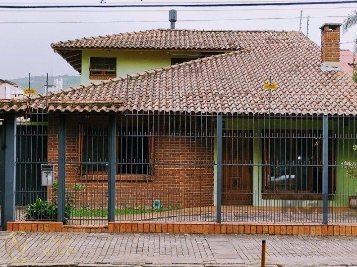 Casa à venda com 3 quartos, 280m², 2 suítes, 8 vagas, Rua Doutor Fernando Ortiz Schneider no bairro Partenon em Porto Alegre