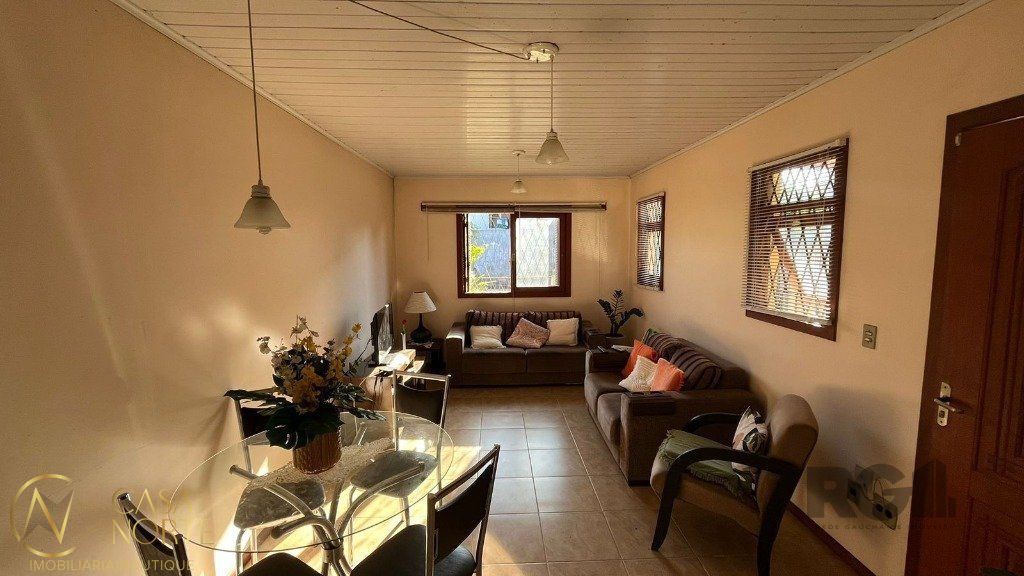 Casa à venda com 2 quartos, 87m², 2 vagas, Rua Tenente Isolino Segobia no bairro Vila Nova em Porto Alegre