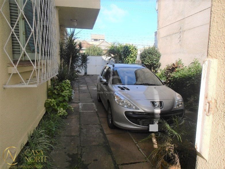 Casa à venda com 3 quartos, 159m², 3 vagas, Rua Visconde do Herval no bairro Menino Deus em Porto Alegre
