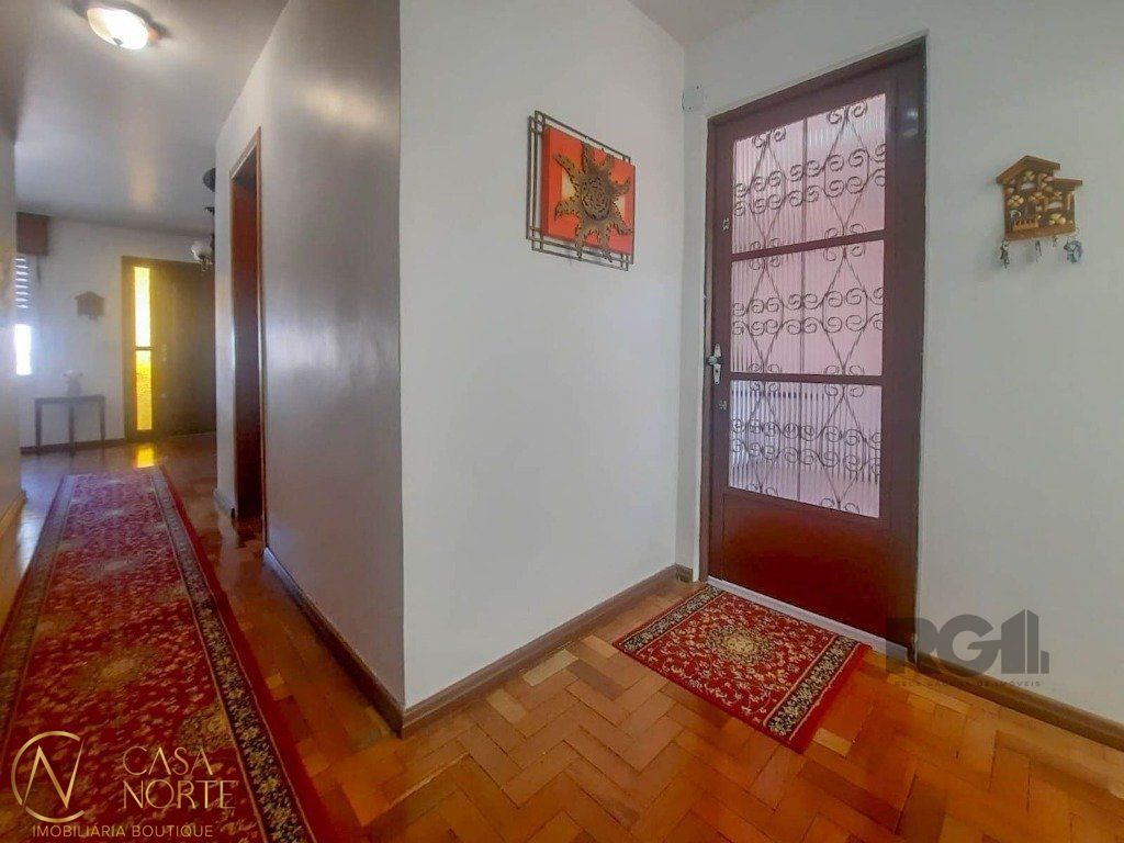 Casa à venda com 4 quartos, 240m², 2 vagas, Rua Engenheiro Oscar da Cunha Correa no bairro Jardim Carvalho em Porto Alegre