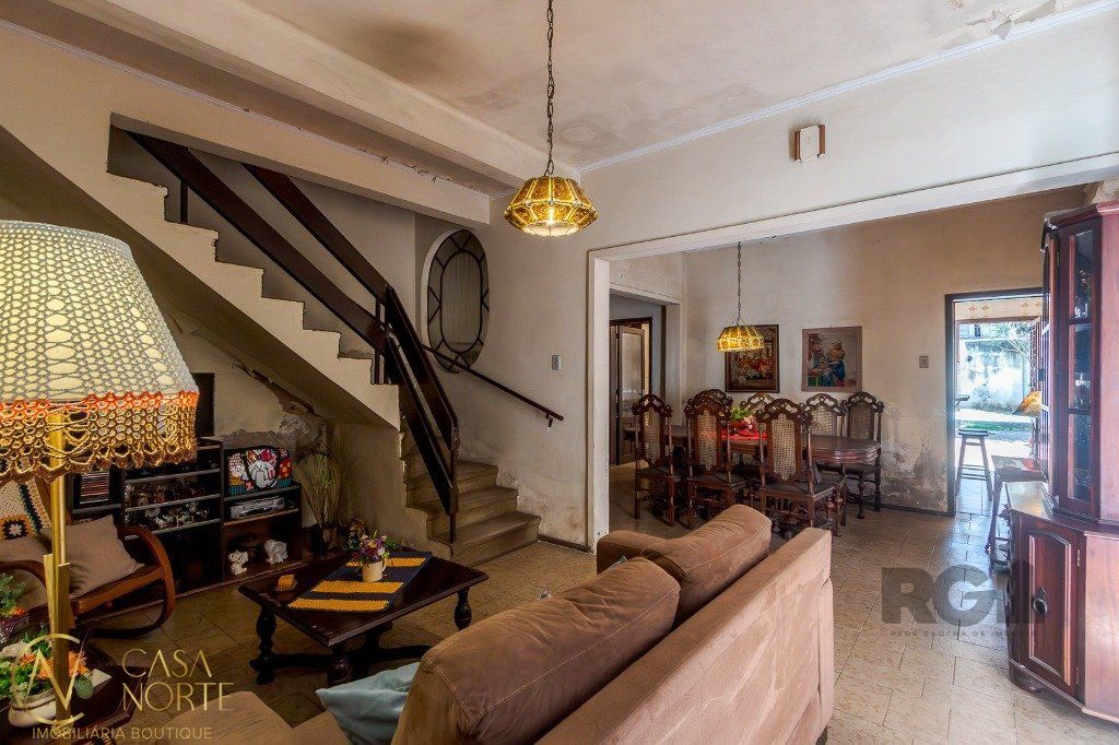 Casa à venda com 3 quartos, 262m², 1 suíte, 4 vagas, Rua Silva Só no bairro Santa Cecília em Porto Alegre
