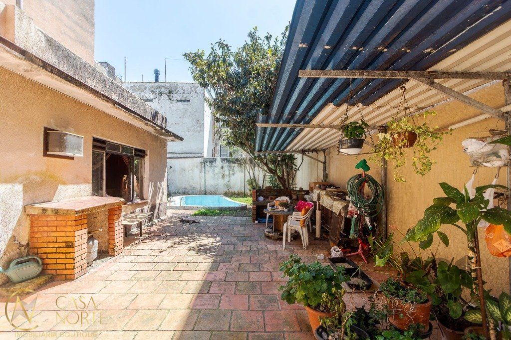 Casa à venda com 3 quartos, 262m², 1 suíte, 4 vagas, Rua Silva Só no bairro Santa Cecília em Porto Alegre