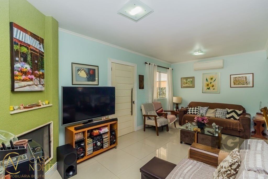 Casa de Condomínio à venda com 3 quartos, 197m², 2 suítes, 2 vagas, Rua Adao Gregory no bairro Mário Quintana em Porto Alegre