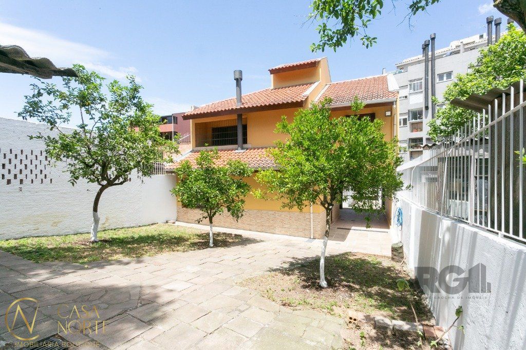Casa à venda com 5 quartos, 265m², 1 suíte, 3 vagas, Rua Professor Antônio Peyrouton Louzada no bairro Jardim Carvalho em Porto Alegre