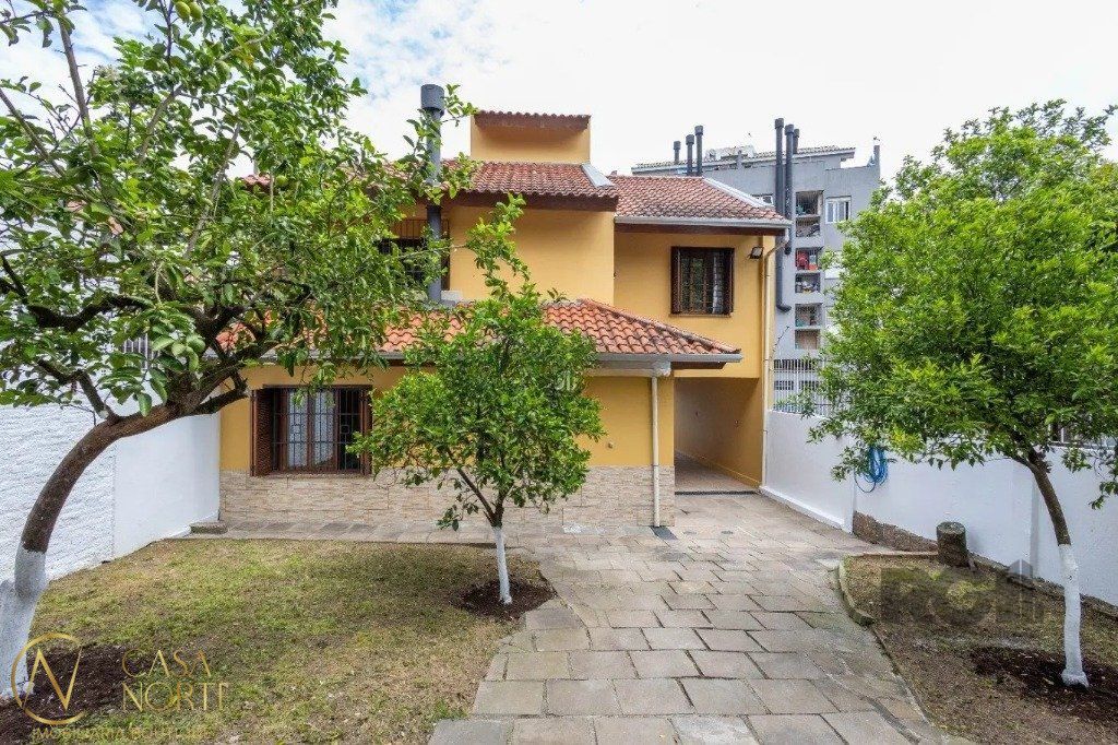Casa à venda com 5 quartos, 265m², 1 suíte, 3 vagas, Rua Professor Antônio Peyrouton Louzada no bairro Jardim Carvalho em Porto Alegre